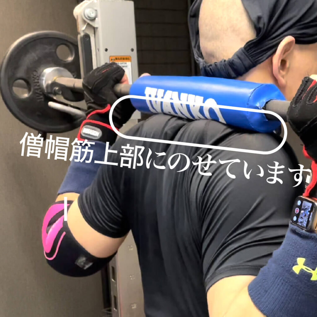 長崎県南島原市で最多店舗ダイエットクラブ介護予防体操教室ZUTTOWAKAI。そのトップトレーナーである太田祥平が介護予防やダイエットに効果的なスクワットのやり方を説明しようとして僧帽筋上部にバーベルをのせた瞬間の様子