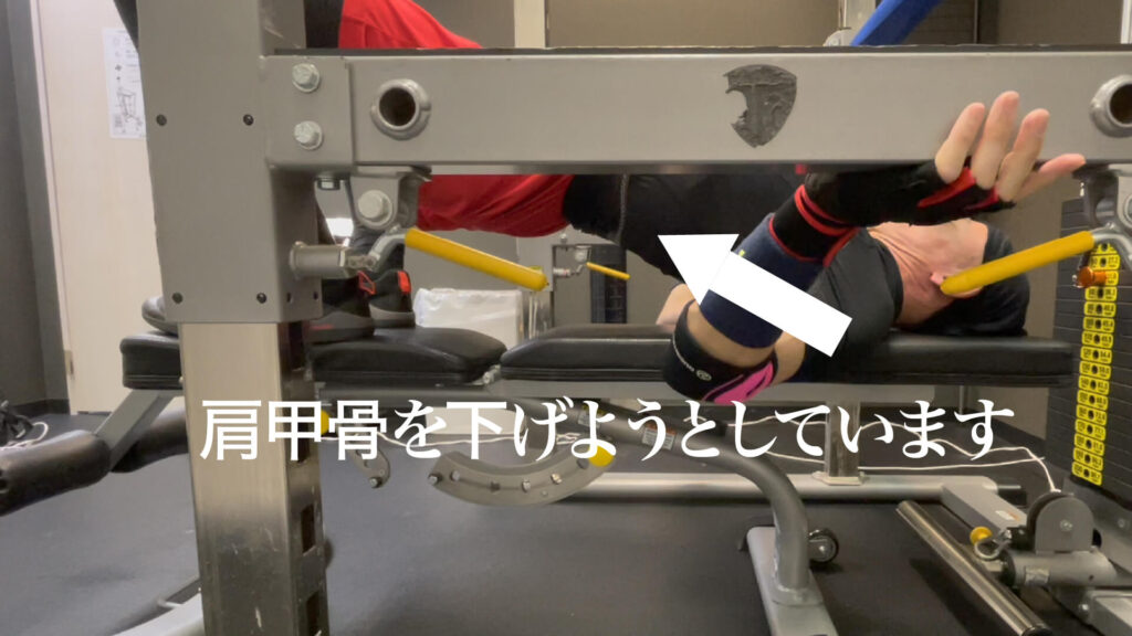 長崎県南島原市で利用者数最多のダイエットスポーツクラブZUTTOWAKAIの太田祥平エグゼクティブトレーナーがベンチに横たわった状態で肩甲骨を下げようとしています。ベンチプレス初心者でも直立時の練習を思い出してやってみるとできるはずです