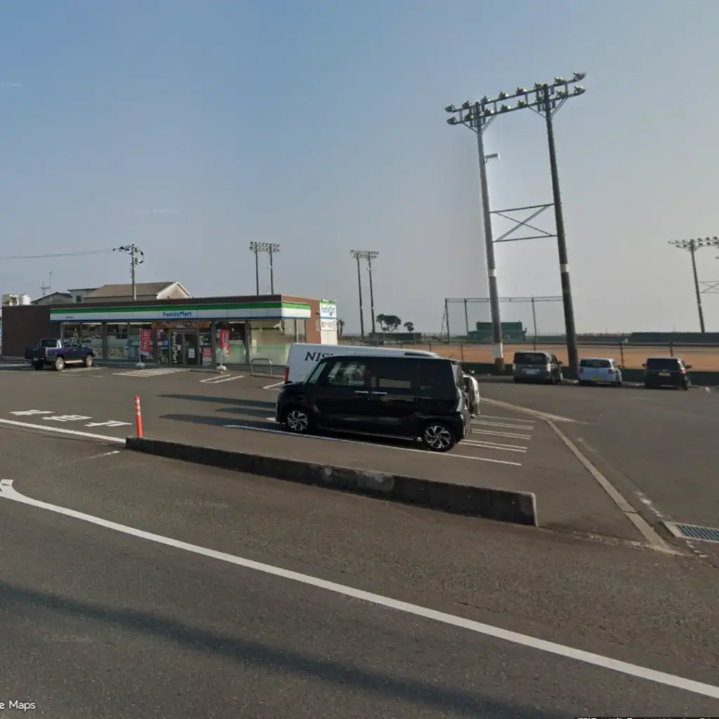 ZUTTOWAKAIの近隣にある佐賀県太良町の風景。 ファミリーマート藤津太良店や太良町営野球場周辺の様子です。地元の皆様に馴染み深い、開放感のある環境でトレーニングができることを伝えています。